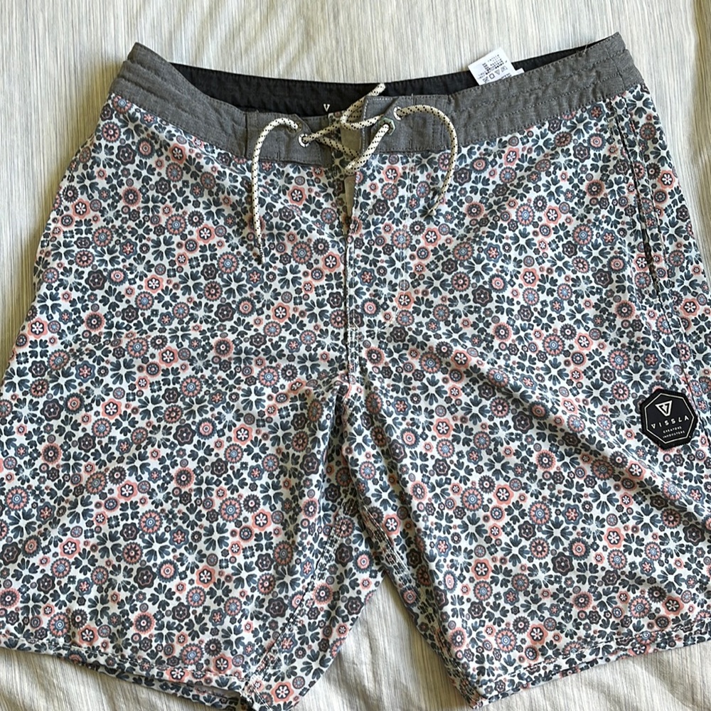 Vissla! Like new board shorts with side pockets size 32